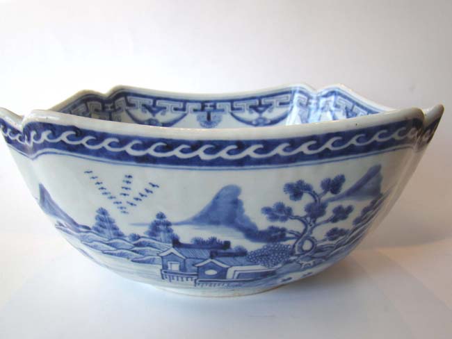 A gorgeous19th century Chinese cut-corner bowl